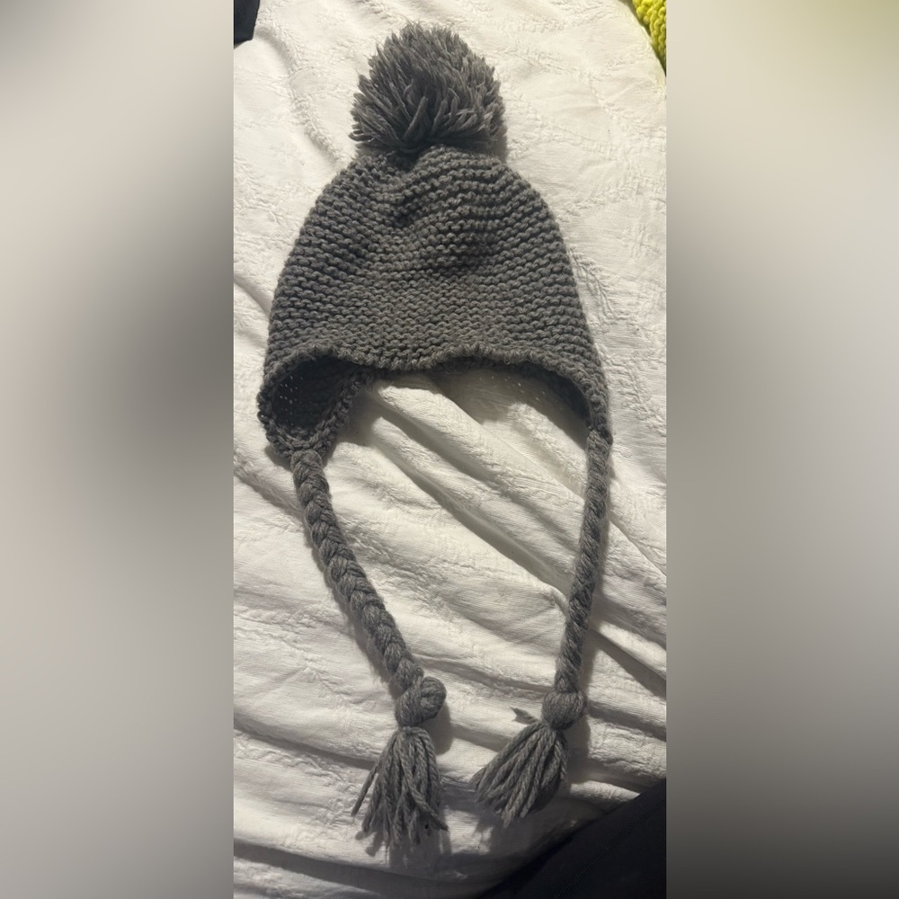 Urban Outfitters Hat Beanie Fitted Womens One Size Gray Knit Pom Pom Ear Flap